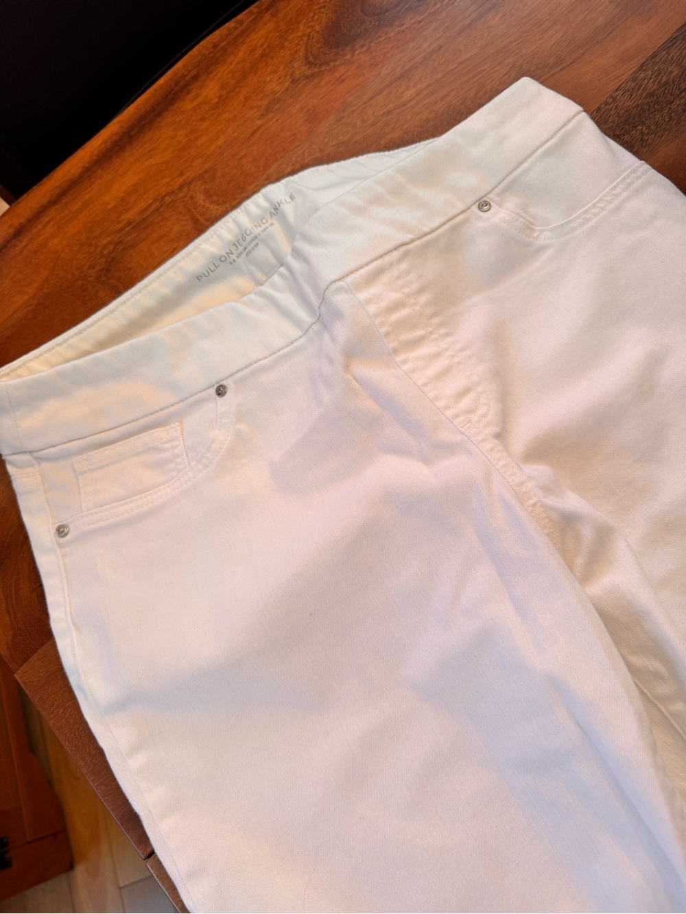 WHITE jeans CHICO’S pull-on JEGGINGS.  SIZE 2R = a 12.